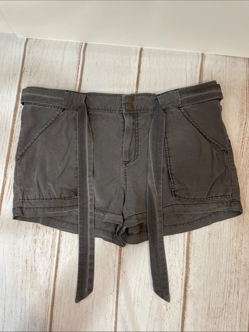Free People Shorts Casual Tie-Belt Size 8 Charcoal Gray 100% Tencel Distressed
