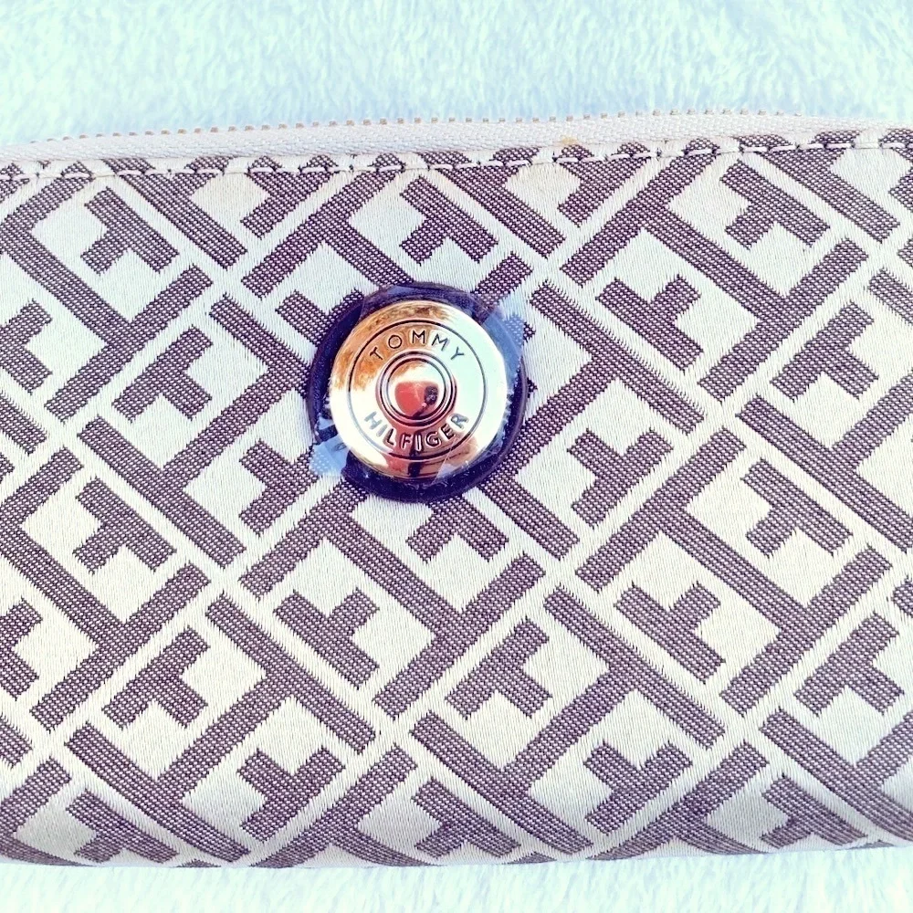 NWT Tommy Hilfiger Wristlet Brown and Tan Zippered