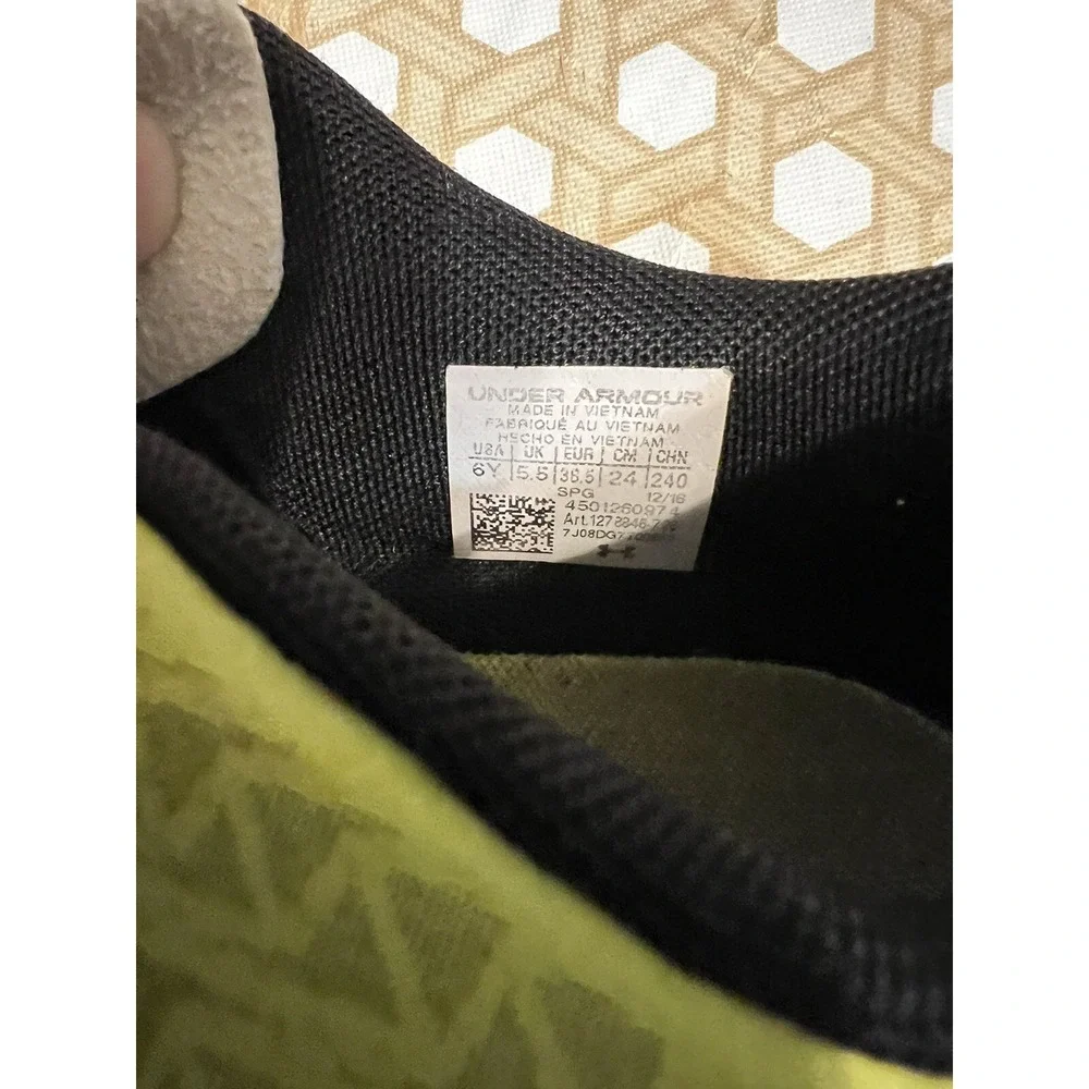 Yellow Under Armour Cleats Size‎ 6Y Soccer