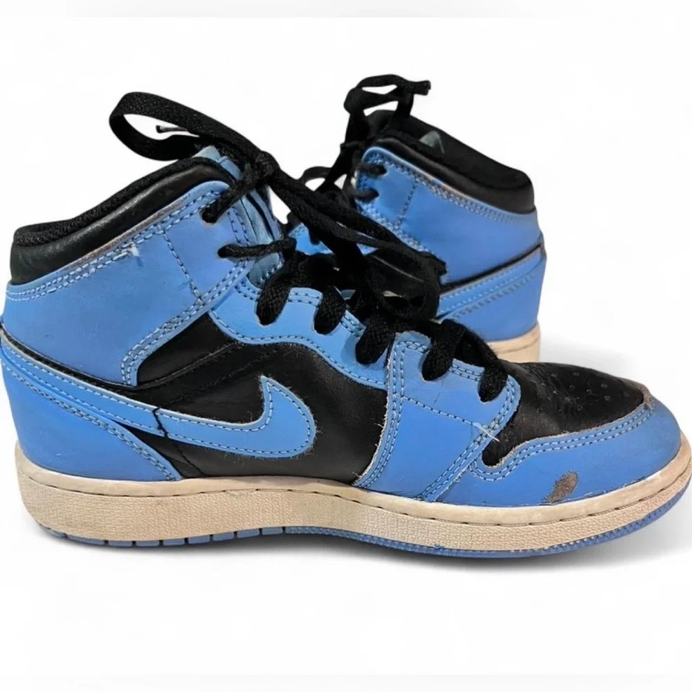 Kids Nike Air Jordan 1 Mid Trainers Sneakers in Black & Light Blue