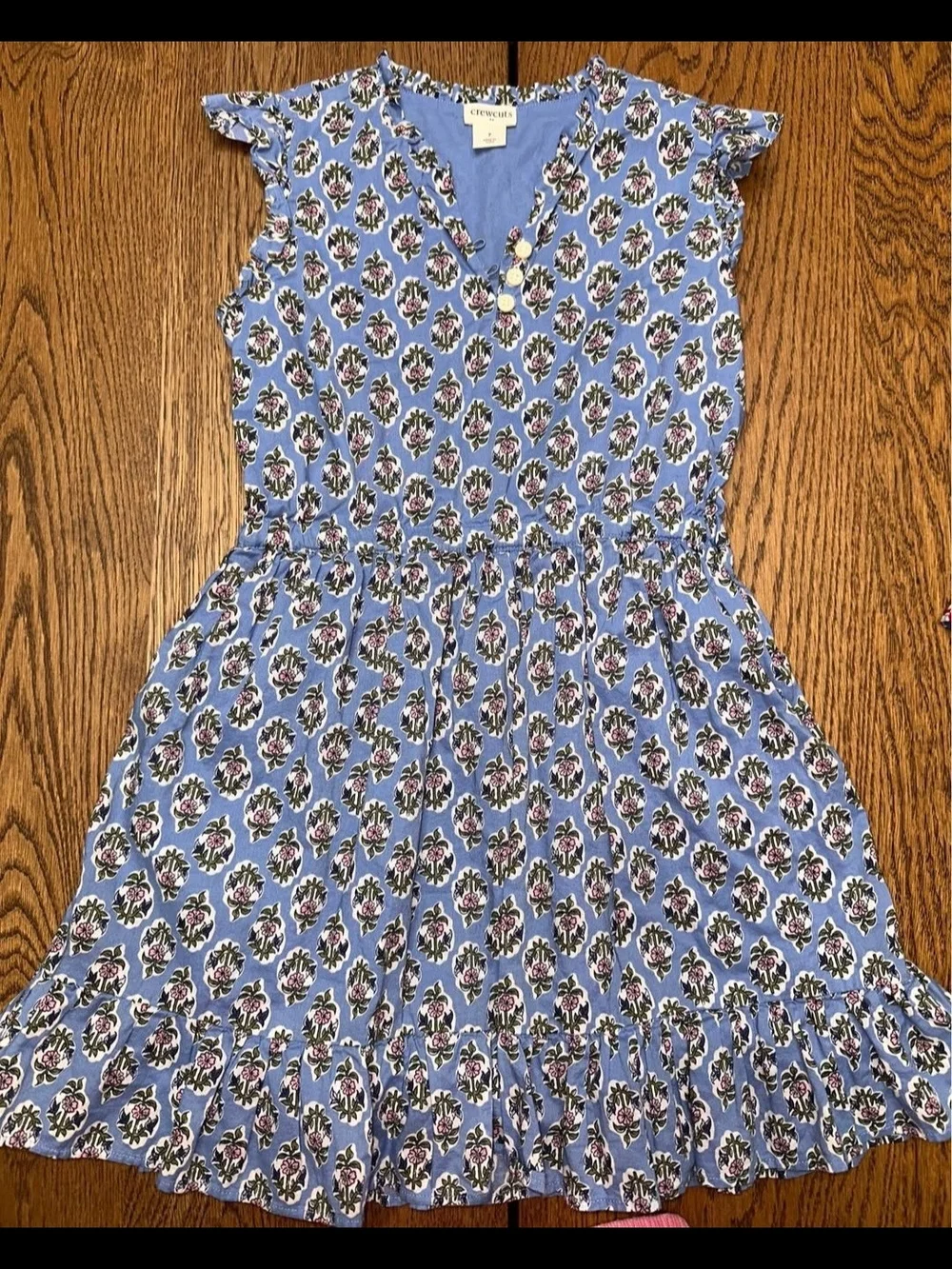 Lilly Pulitzer lot features