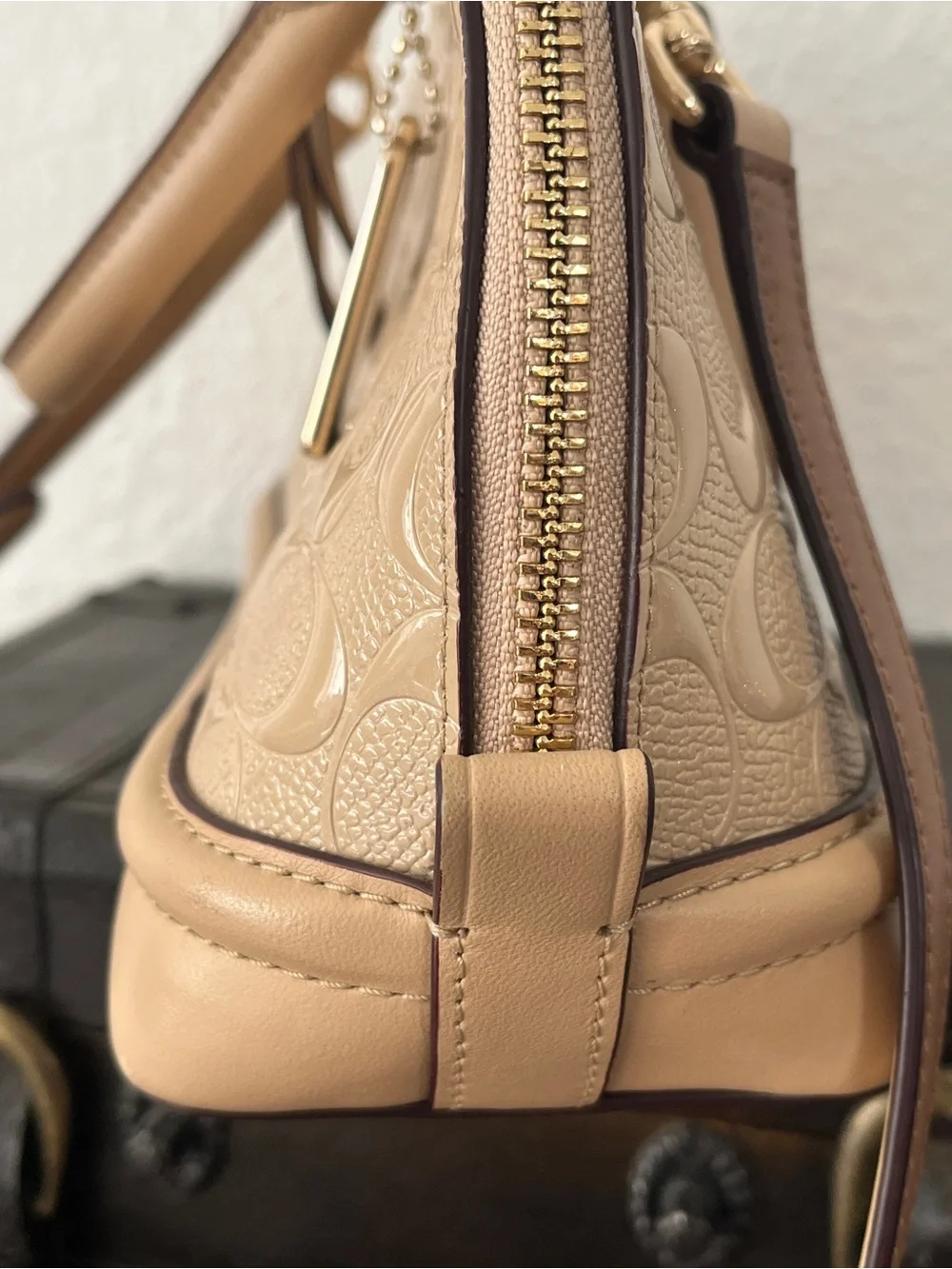 Coach compact dome