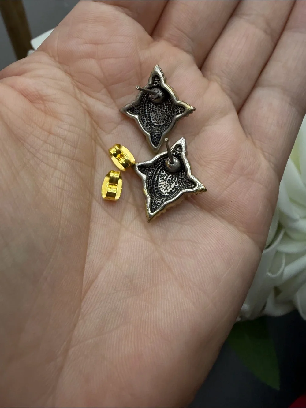 N/A elegant gold