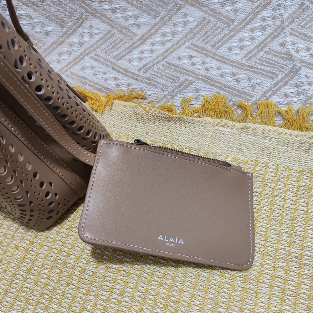Alaia color brown