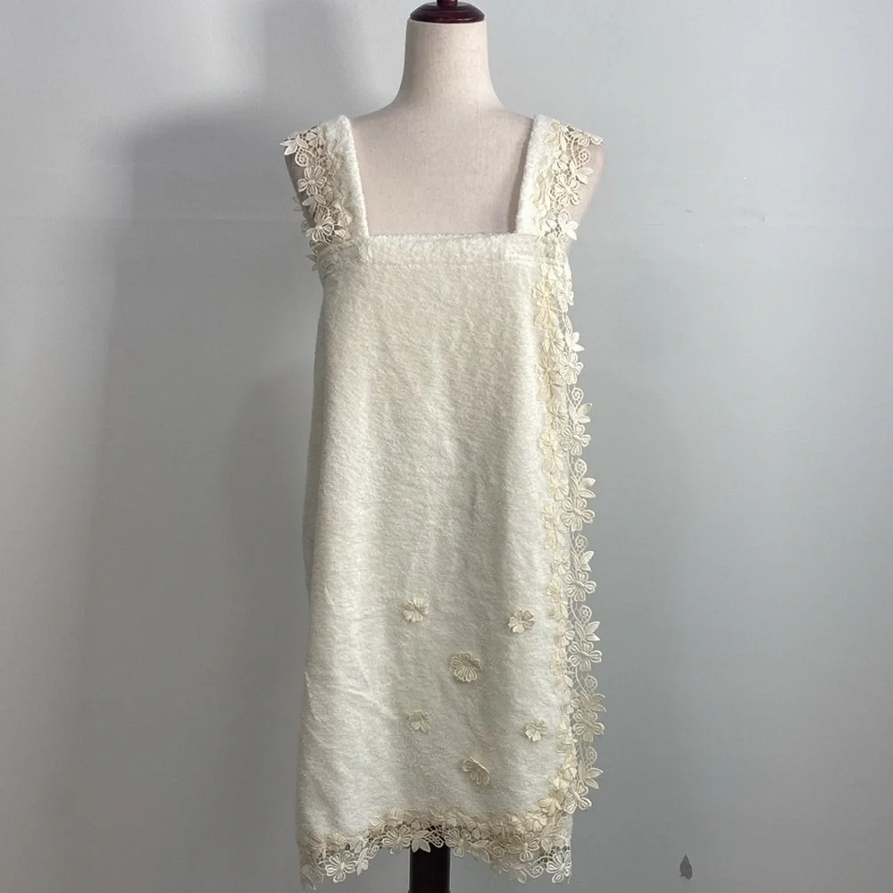 Walls Home Collection vintage lace