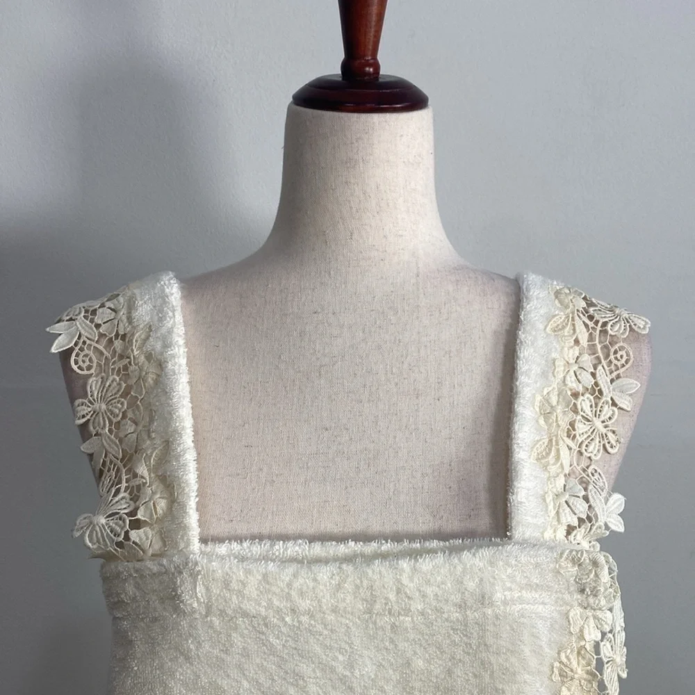 Walls Home Collection vintage lace