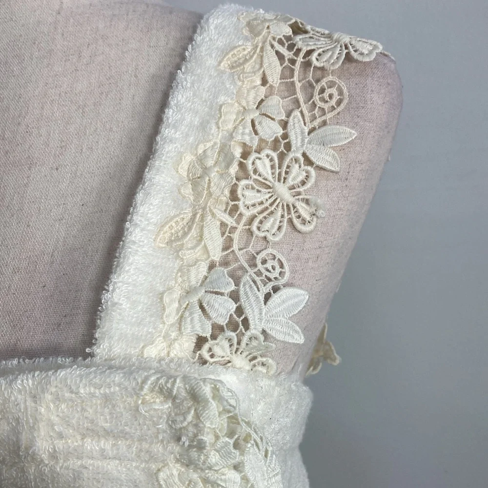 Walls Home Collection vintage lace