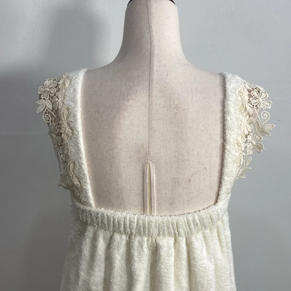 Walls Home Collection vintage lace