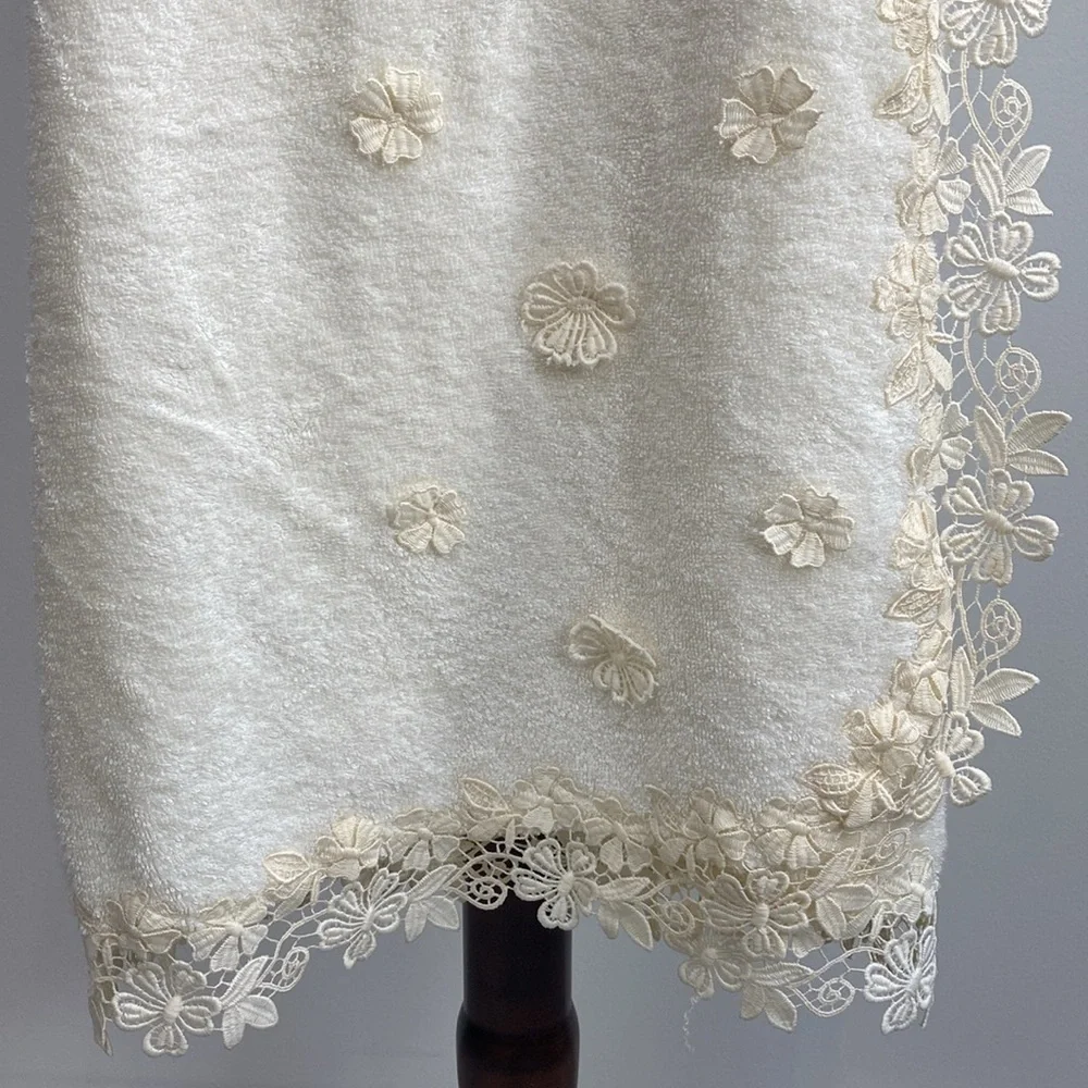 Walls Home Collection vintage lace