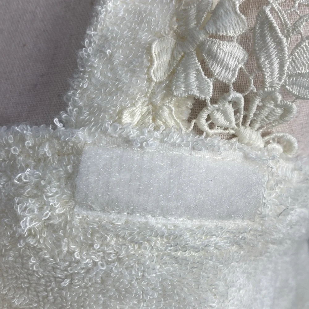 Walls Home Collection vintage lace