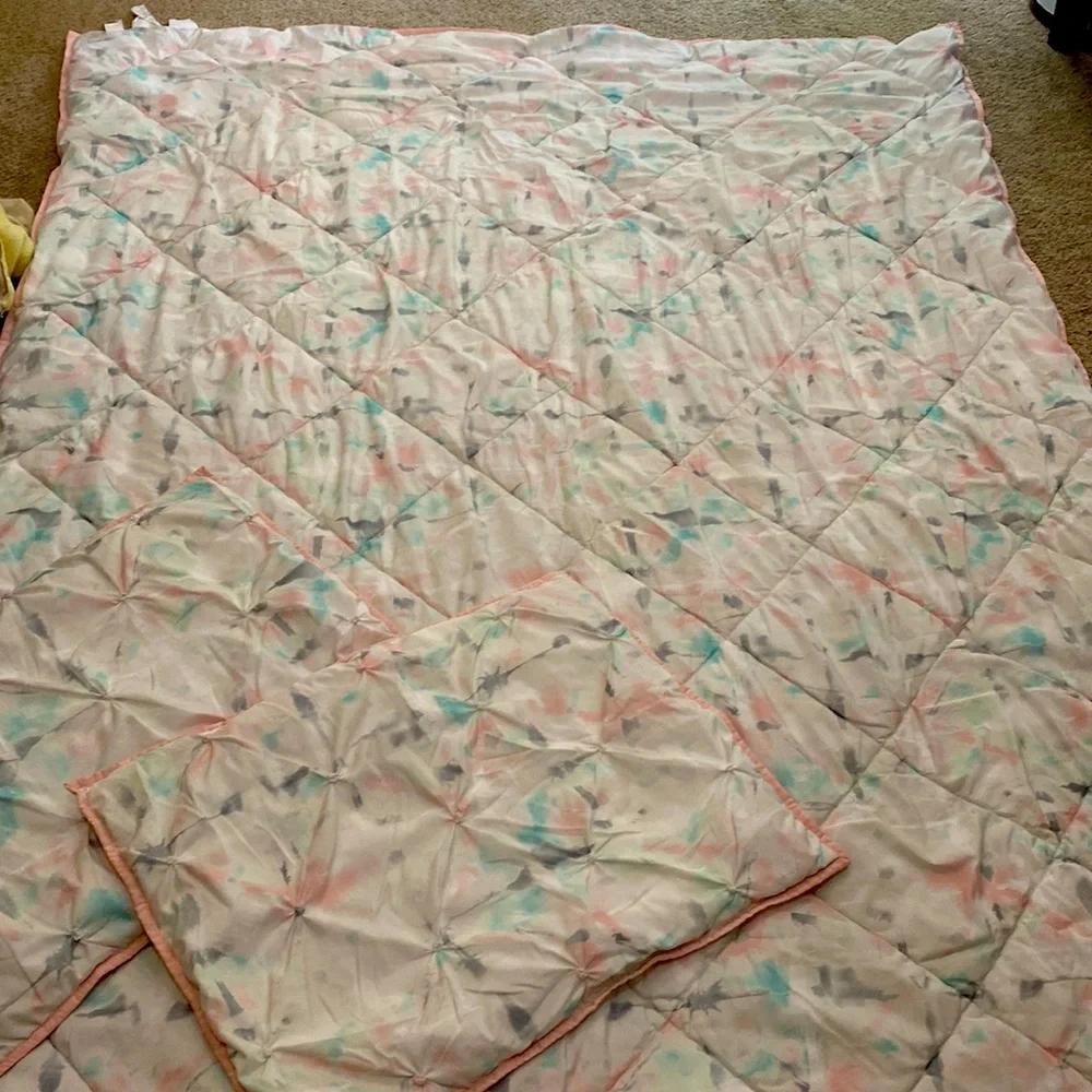 Soft Pastel Watercolor Quilt - White/Pink/Blue