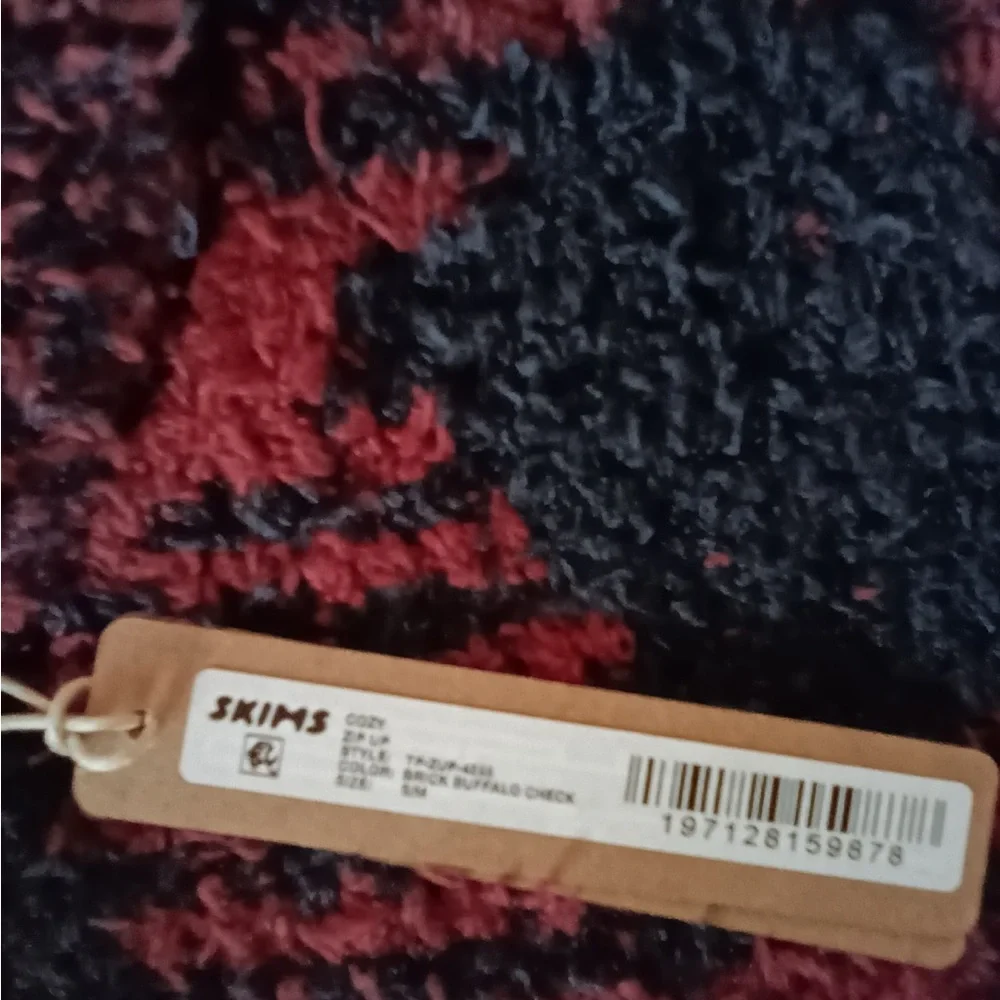 SKIMS red black