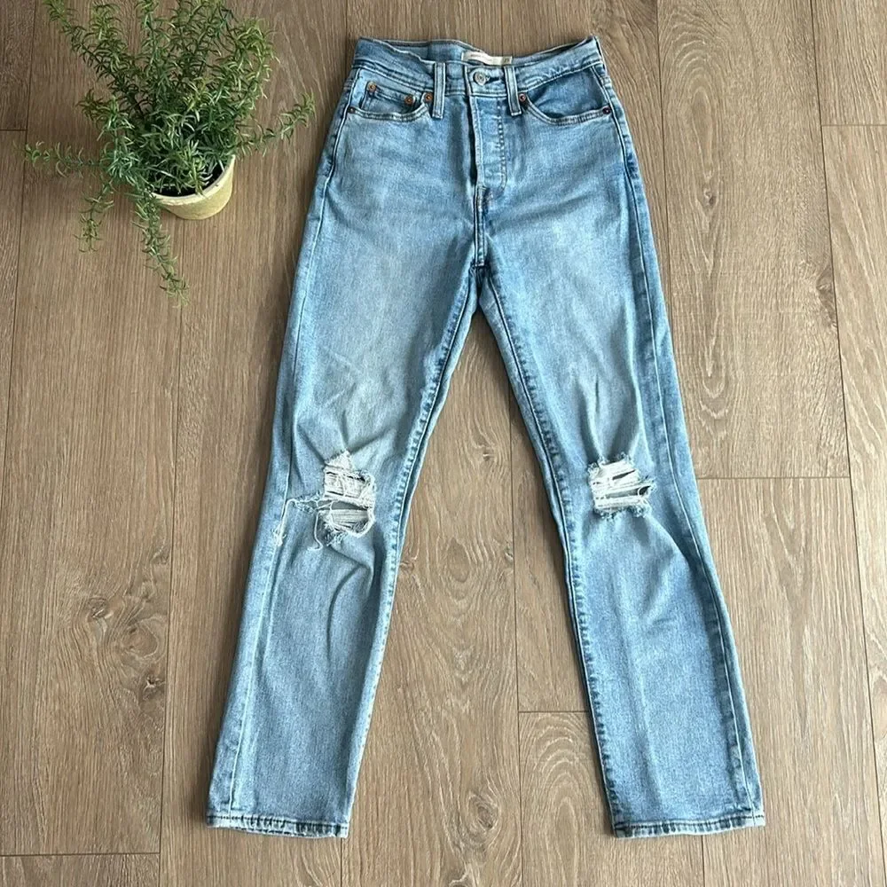 Levis excellent distressed