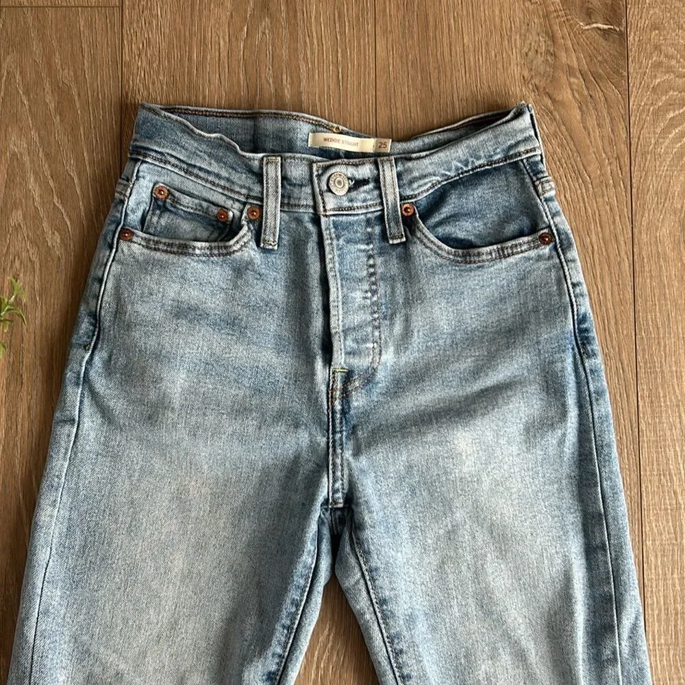 Levis excellent distressed