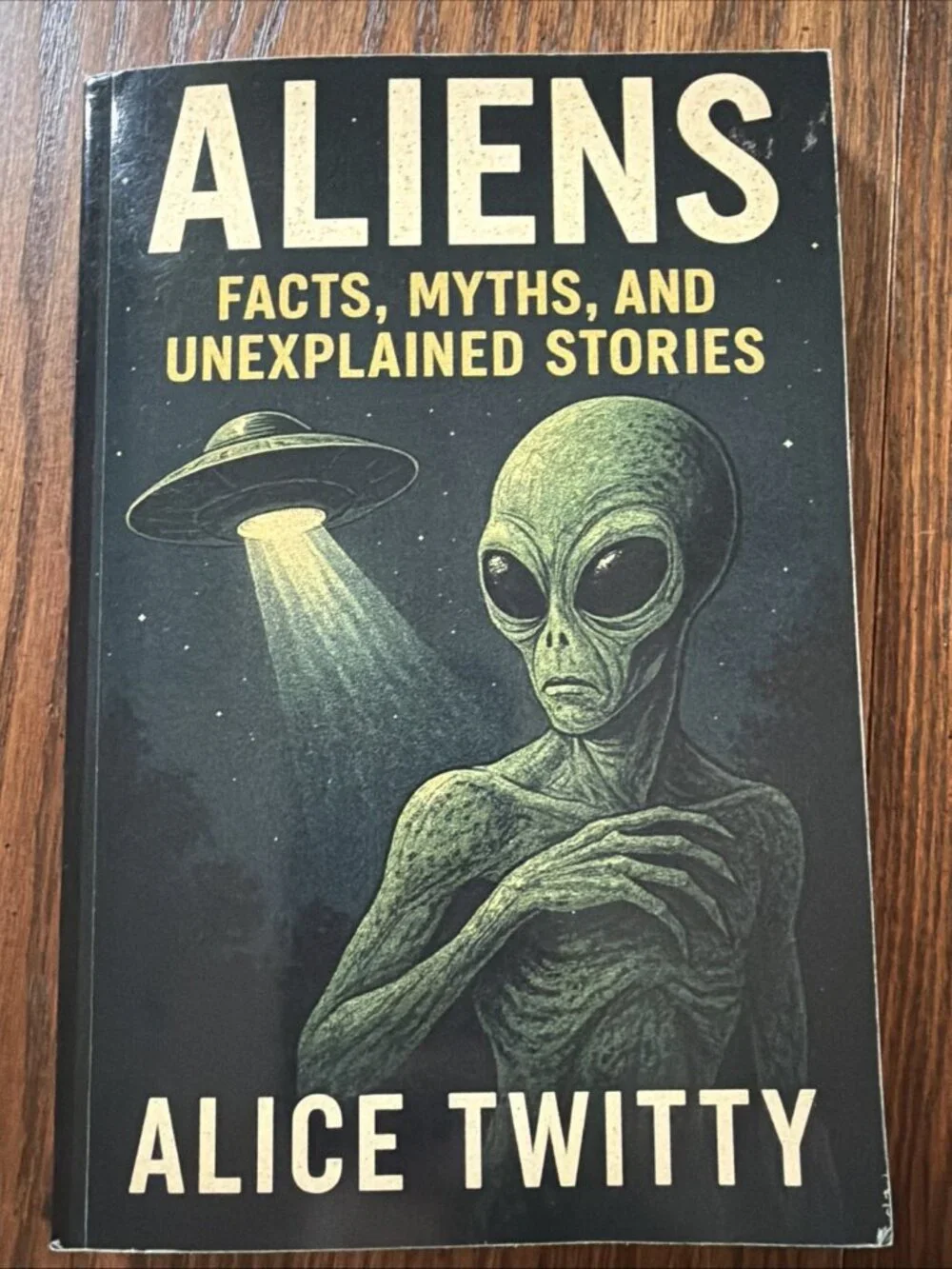 Aliens Facts,‎ Myths, And Unexplained Stories Alice Twitty 2025