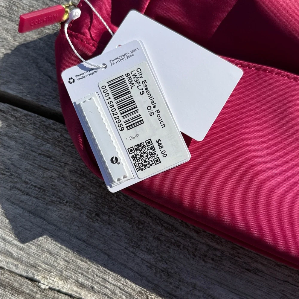 Lululemon City‎ Essentials Pouch 4L berry rumble pink nwt 💗