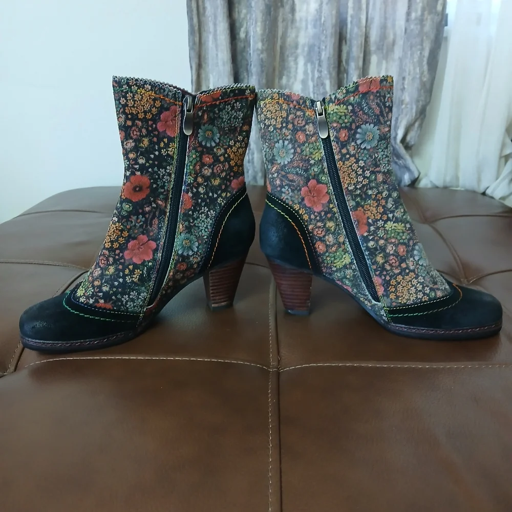 L'Artiste by Spring‎ Step FLORAL BOOTIES