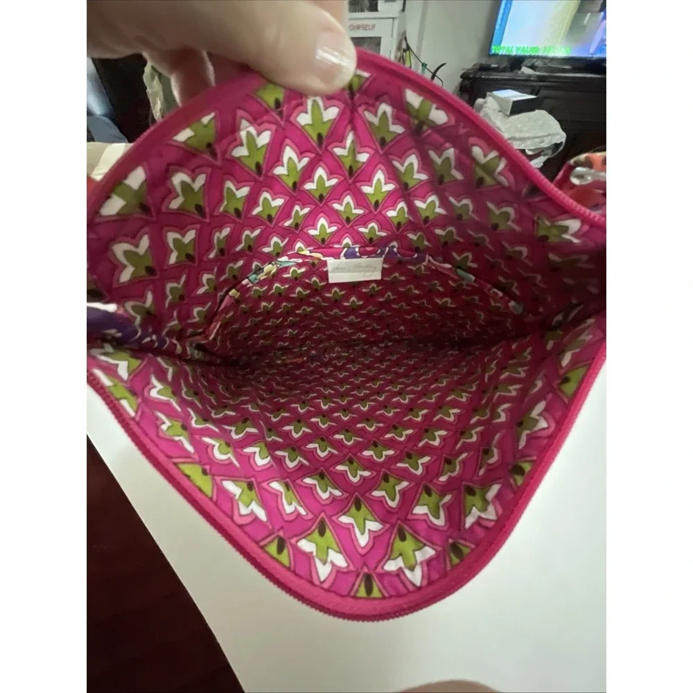 Vera Bradley medium this adjustable