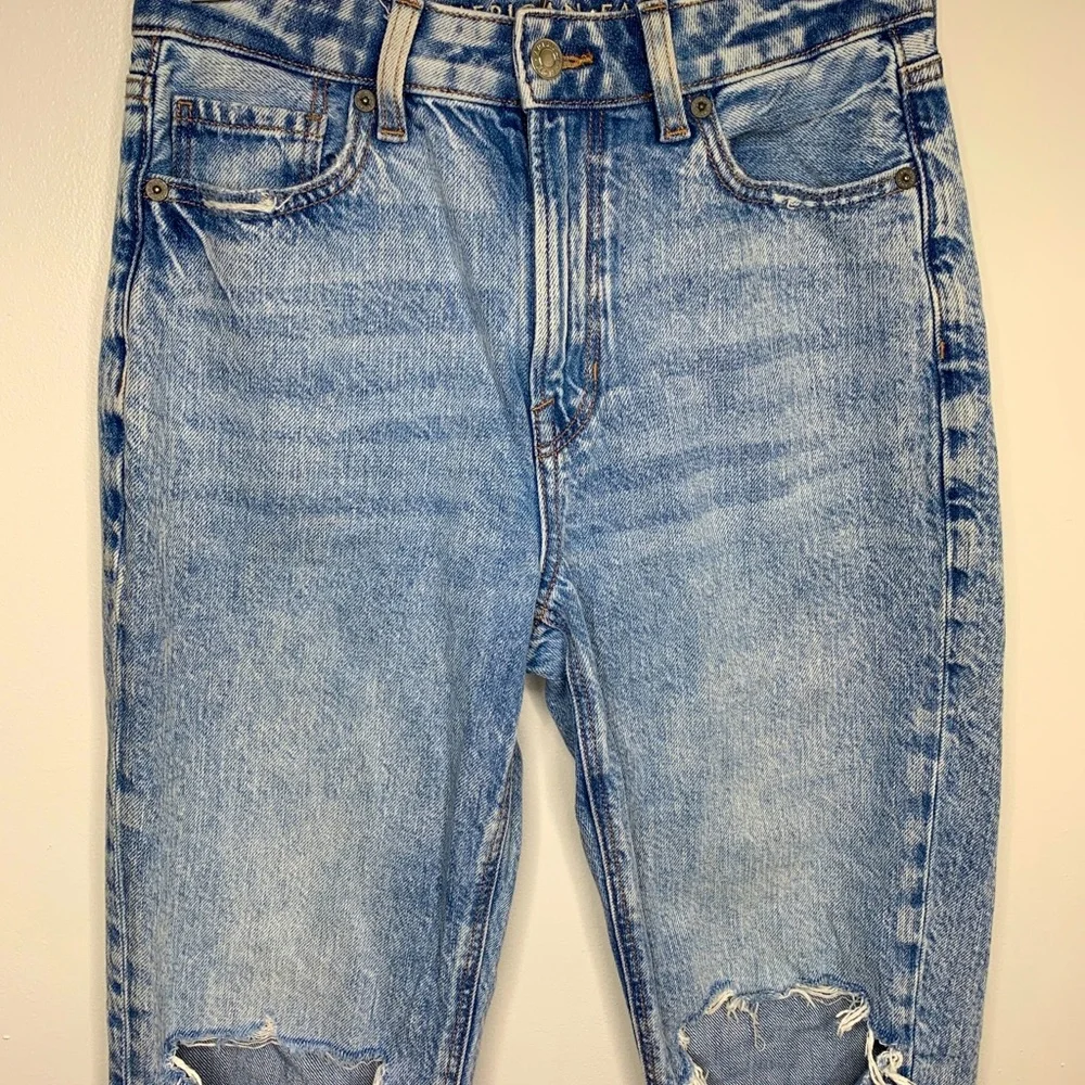 American Eagle Mom Straight Jean Destroyed Knee Size 4 Faded Wash