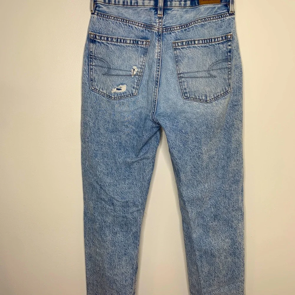 American Eagle Mom Straight Jean Destroyed Knee Size 4 Faded Wash