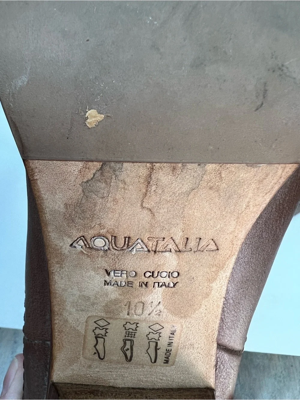 Aquatalia brown support detail