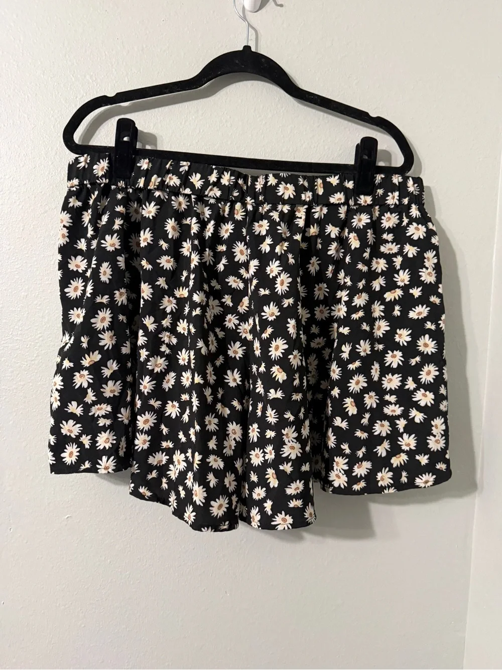 Whimsical Super Flowy White Daisy Print Fairycore Black Shorts 3XL