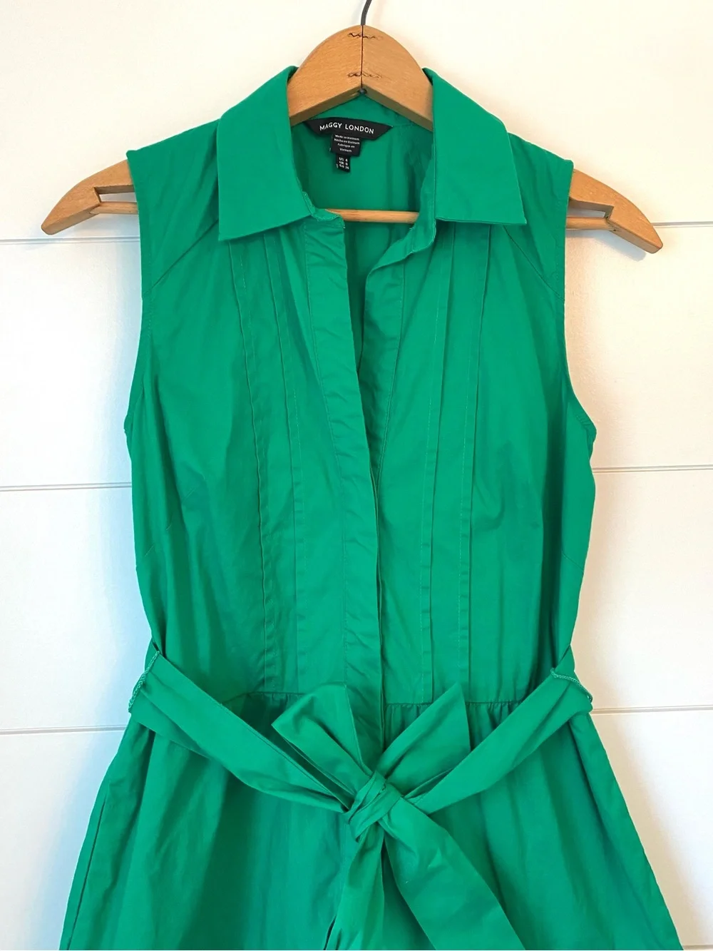 Maggy London Sleeveless Collared Midi Dress in Emerald (size 4)