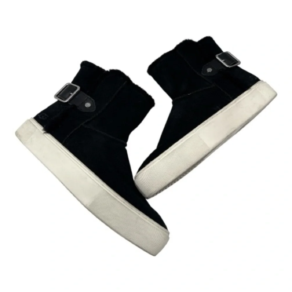 UGG stylish black