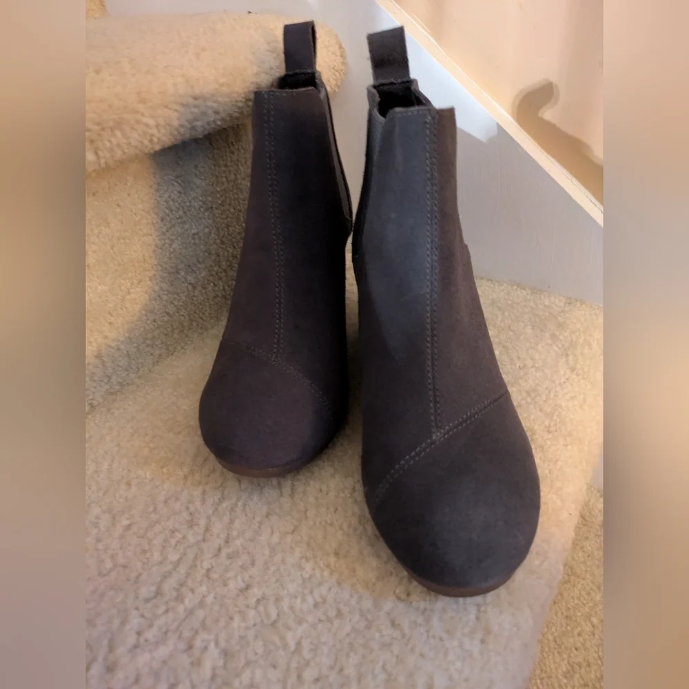 Toms bootie side elastic