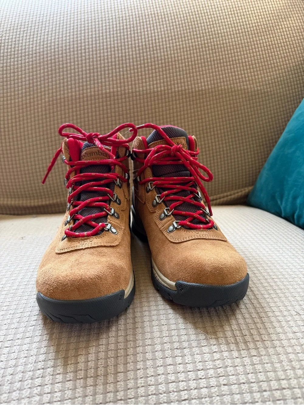 NEW - 9 Columbia Tan Suede Hiking Boots with Red Laces