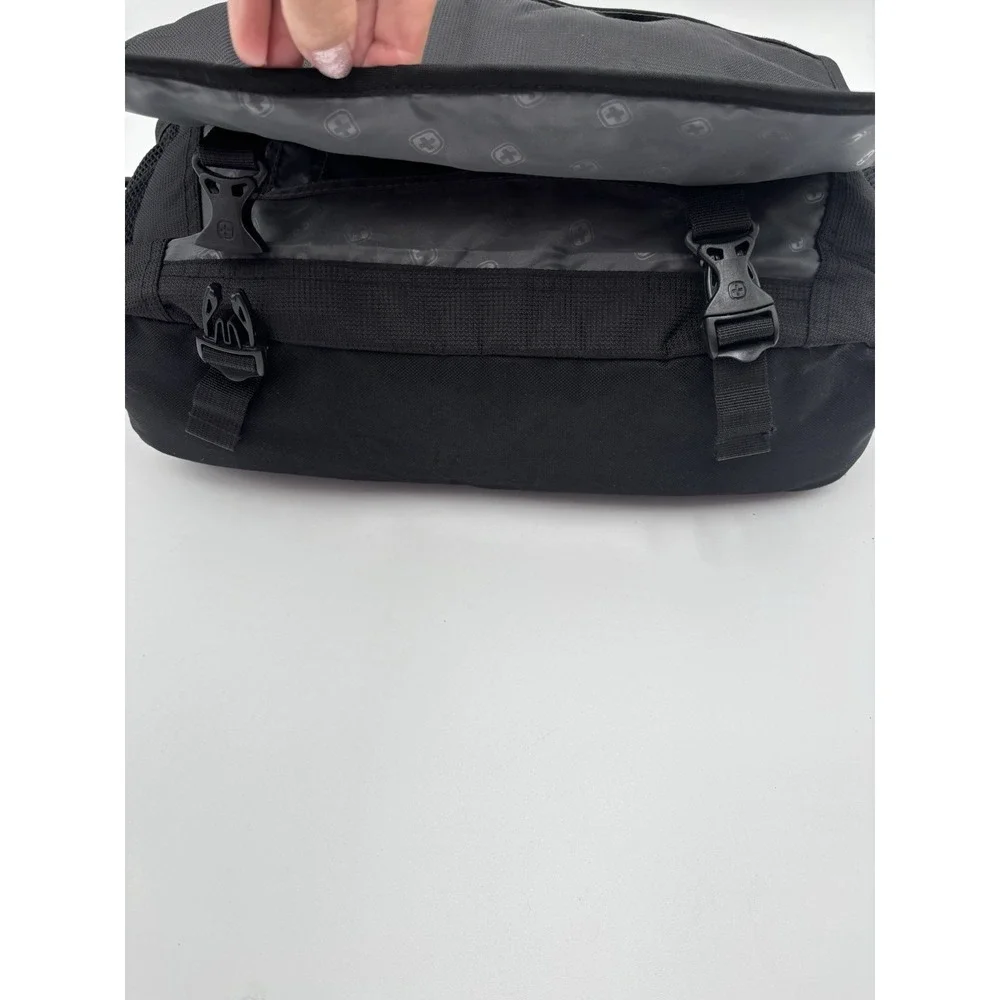 SwissGear black messenger