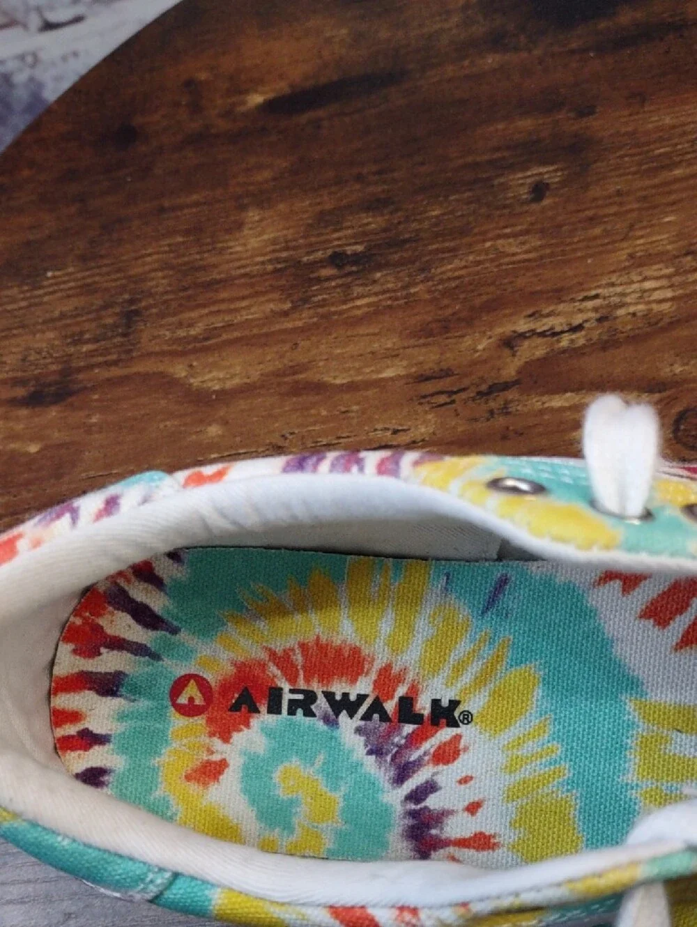 Airwalk colorful tie