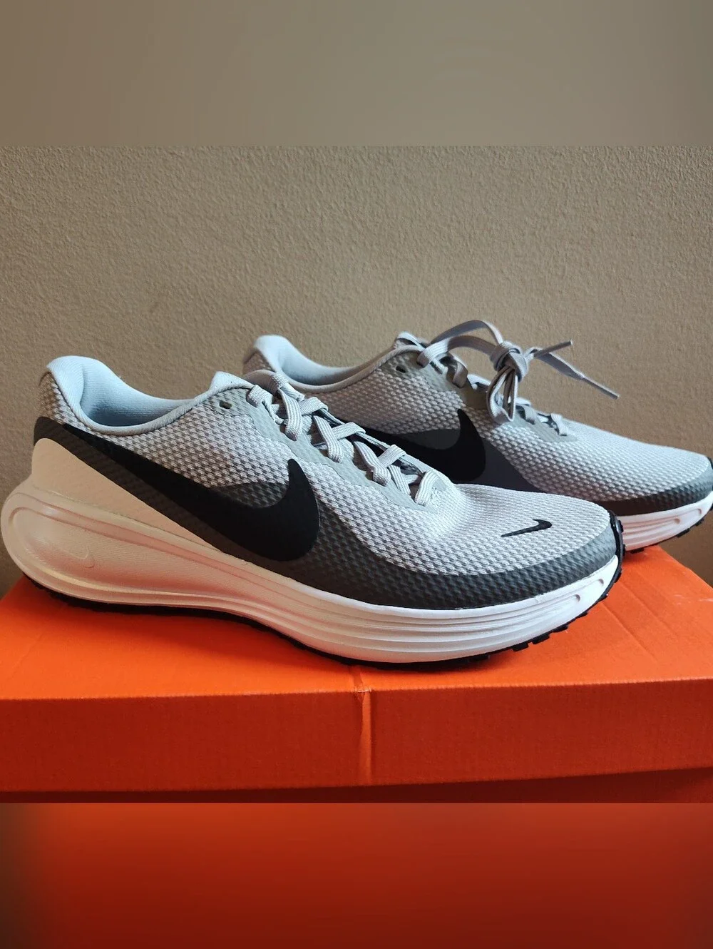 Nike Men's Revolution 8 Road Running Shoes, Light Smoke Grey/Black Size 8.5