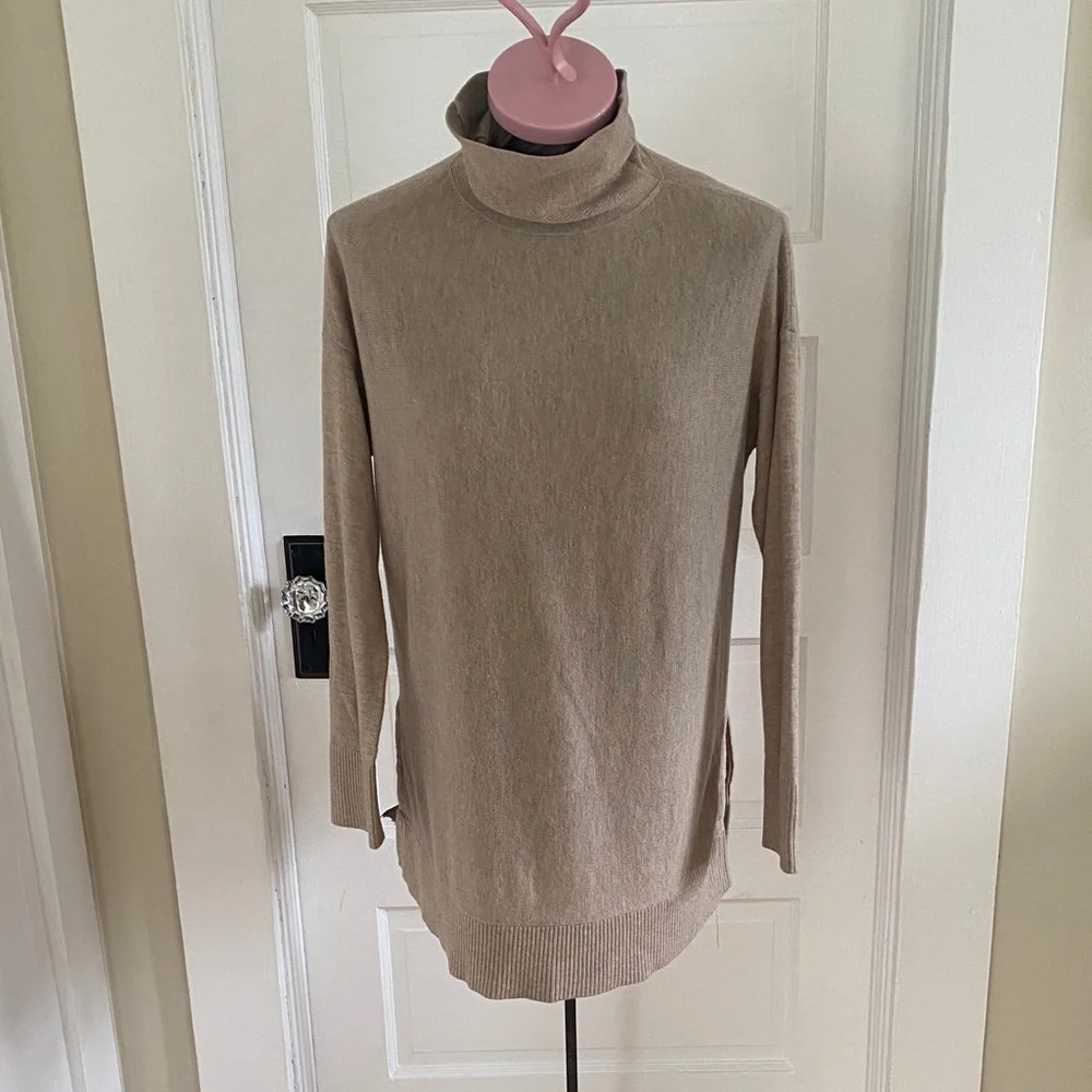 LOFT Women's Beige Lightweight‎ Turtleneck Sweater Small