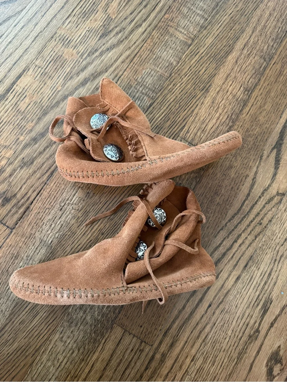Minnetonka Tan Suede Moccasin Booties with Silver Concho Buttons NWOT