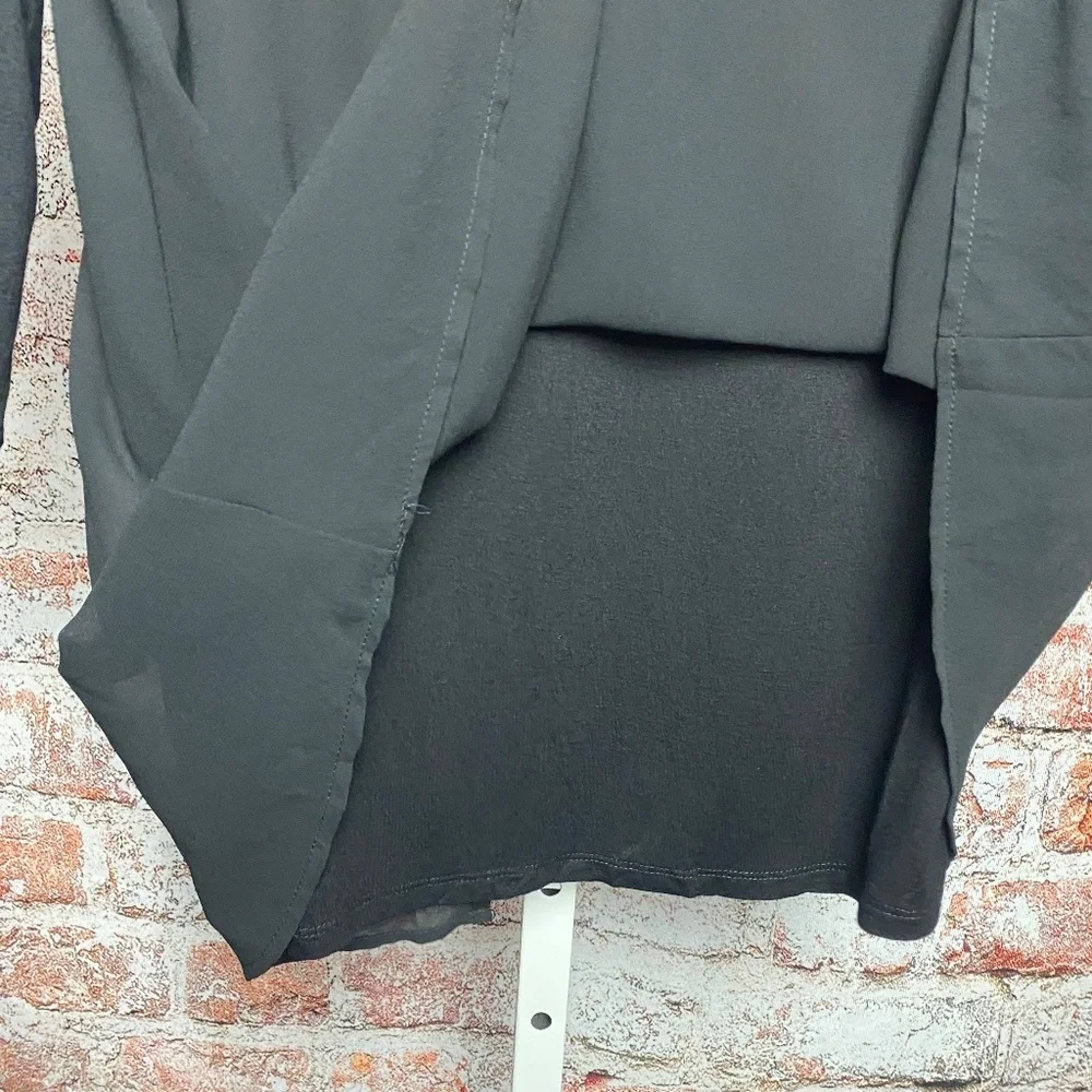 NWT Ava James Womenʻs Black Long Sleeve Scoop Neck Blouse Medium
