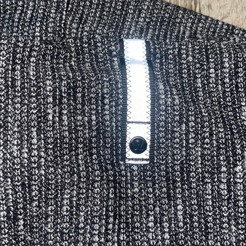 Lululemon Rulu Vinyasa Scarf black and white versatile infinity