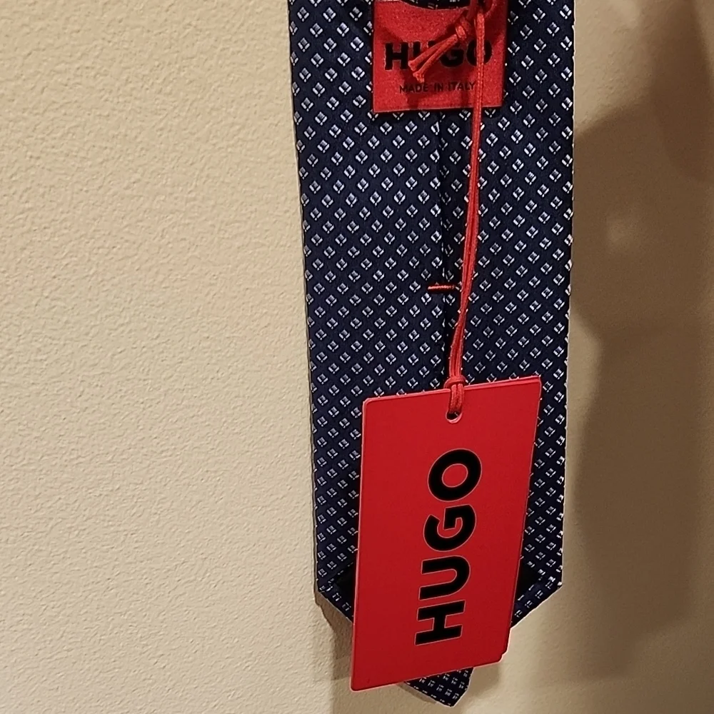 HUGO elegant dark