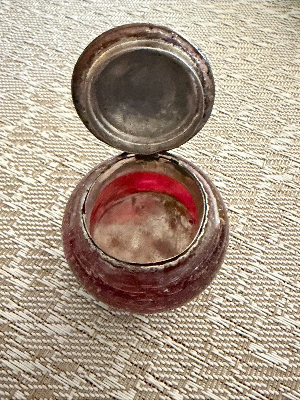 Vintage red snuff