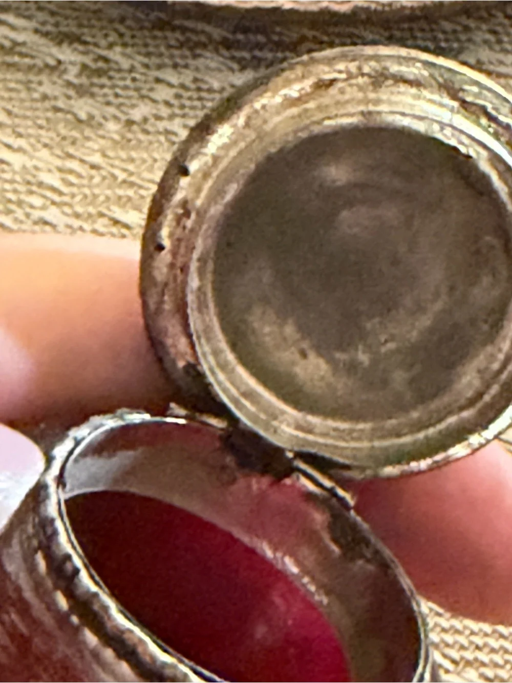 Vintage red snuff