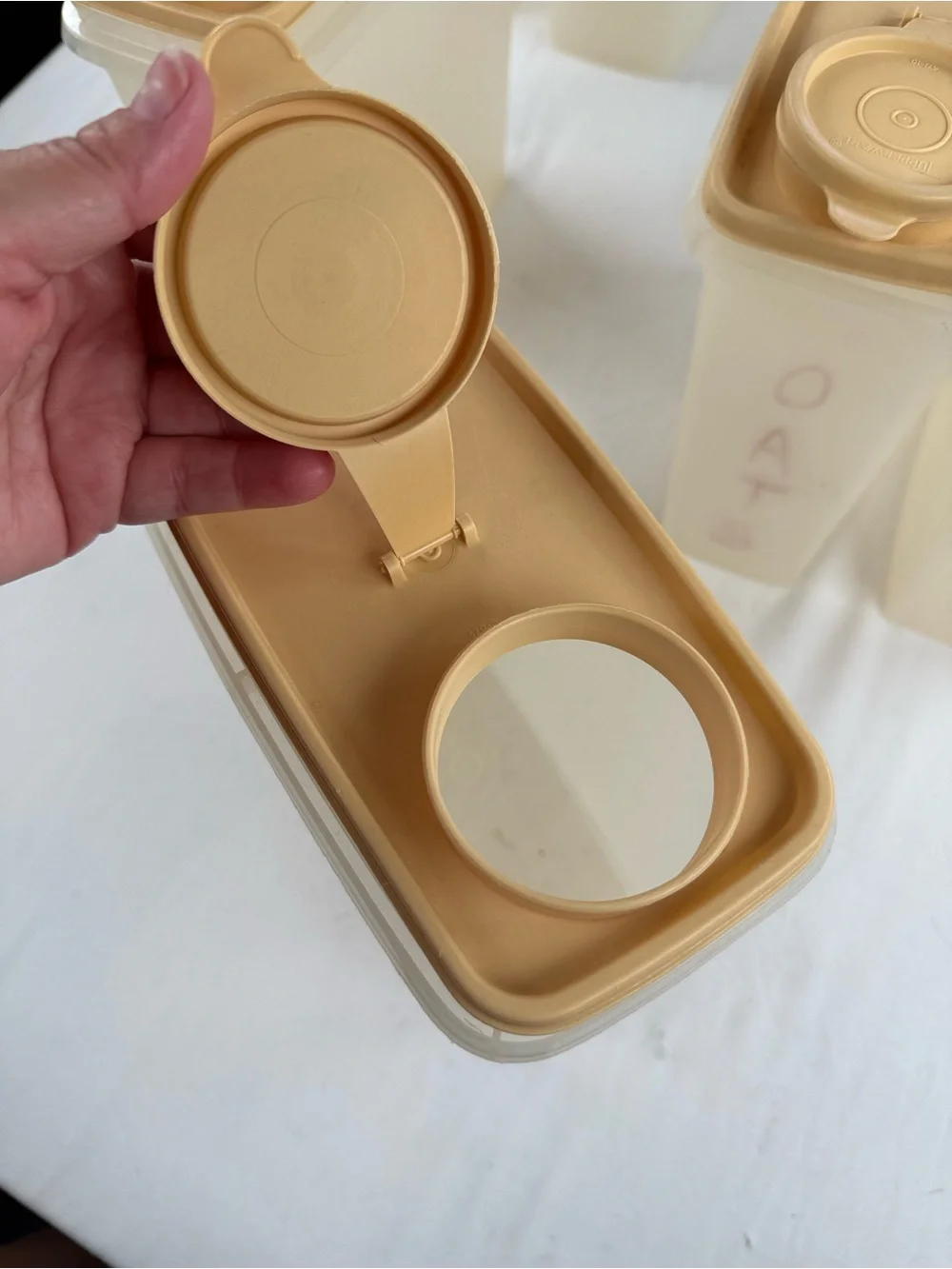 Tupperware set flip