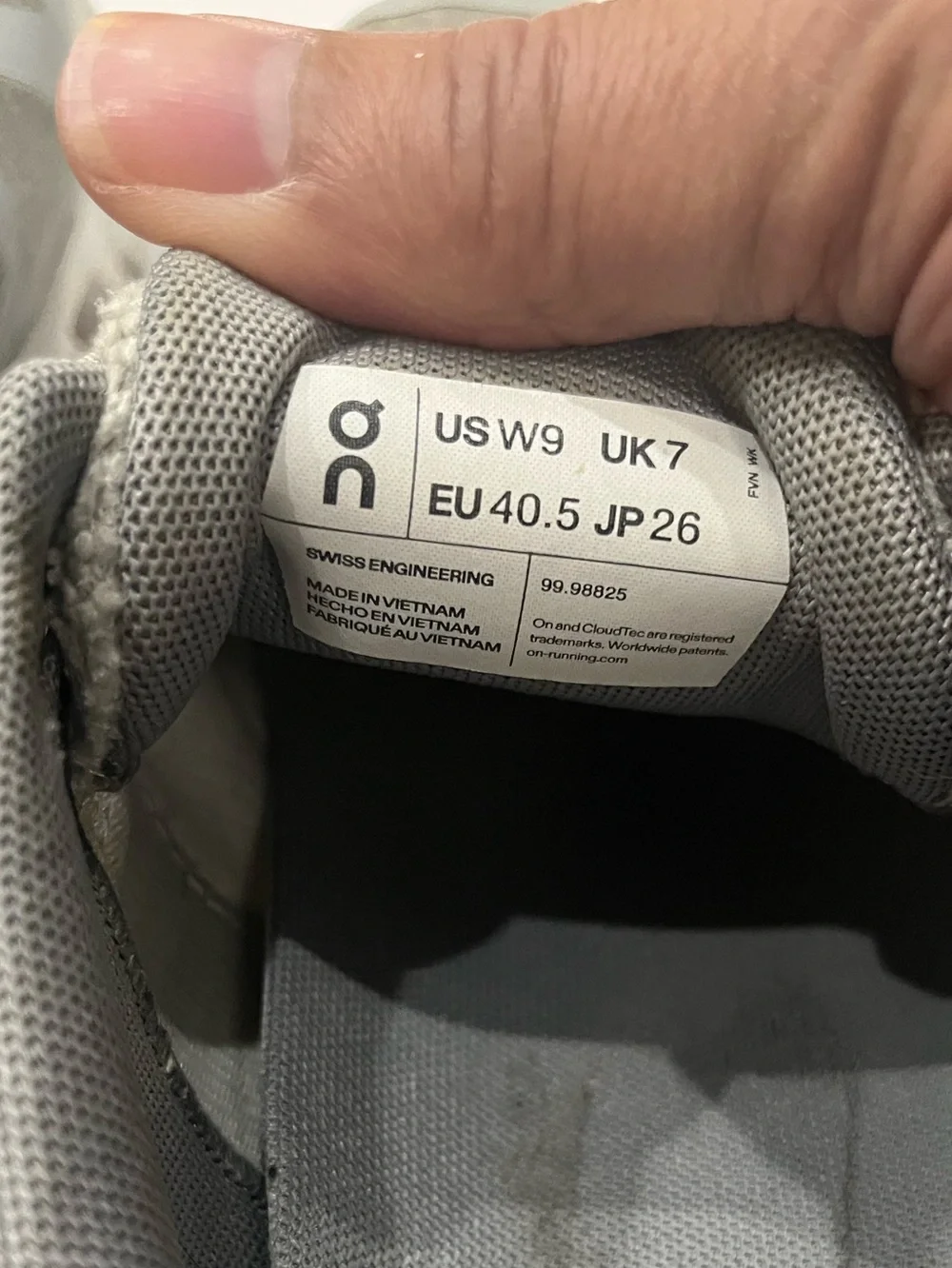 On Running running gray