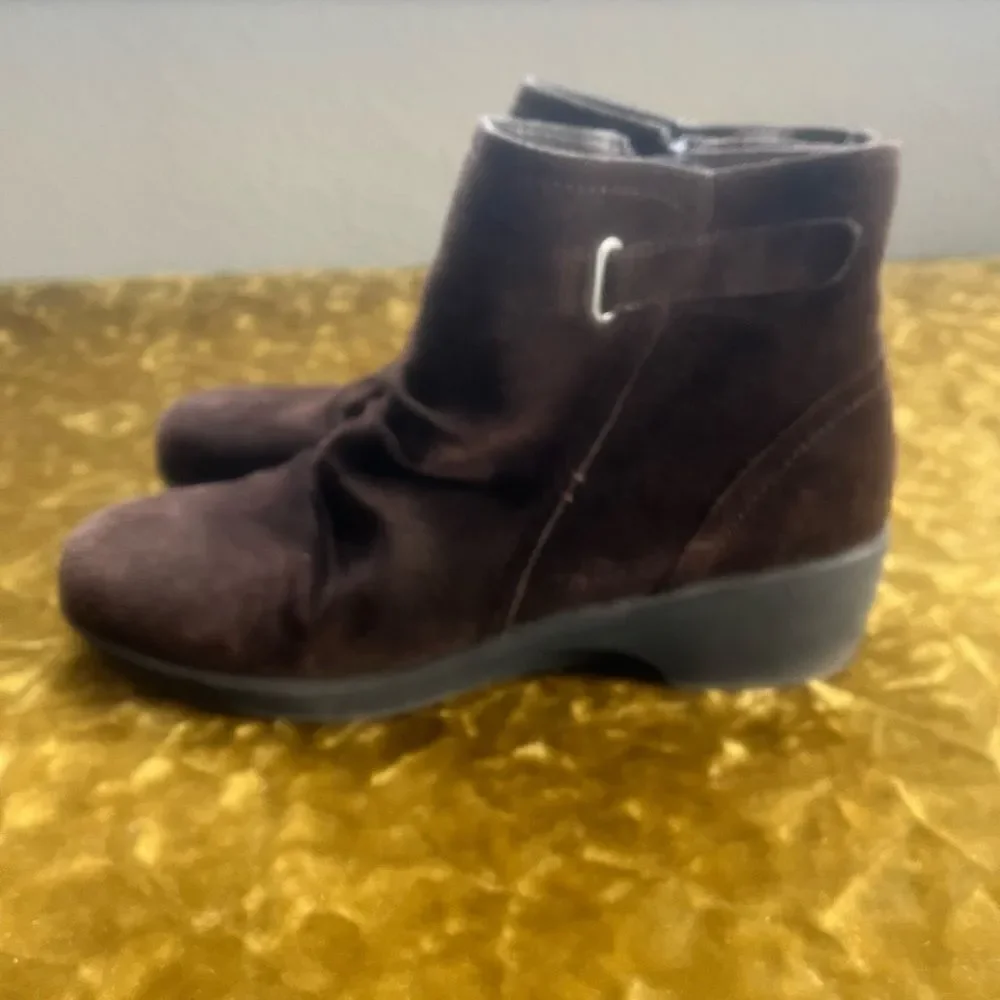 bass lite Monica Ankle Boots Brown Suede/Leather Size 9.5M Side Zip￼