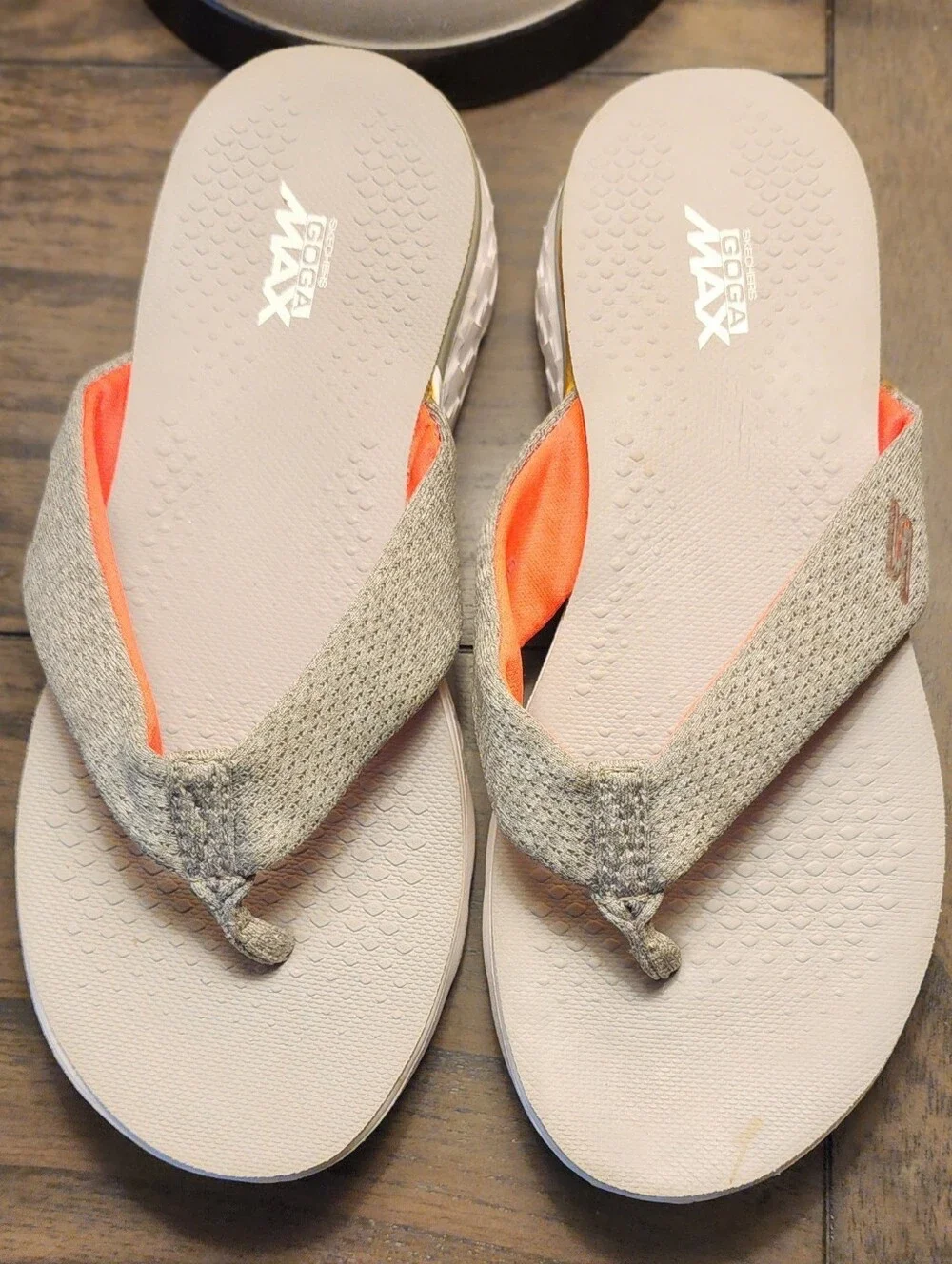 Skechers Goga Max Flip Flops Women's Gray Coral Comfort Sandals Size 7