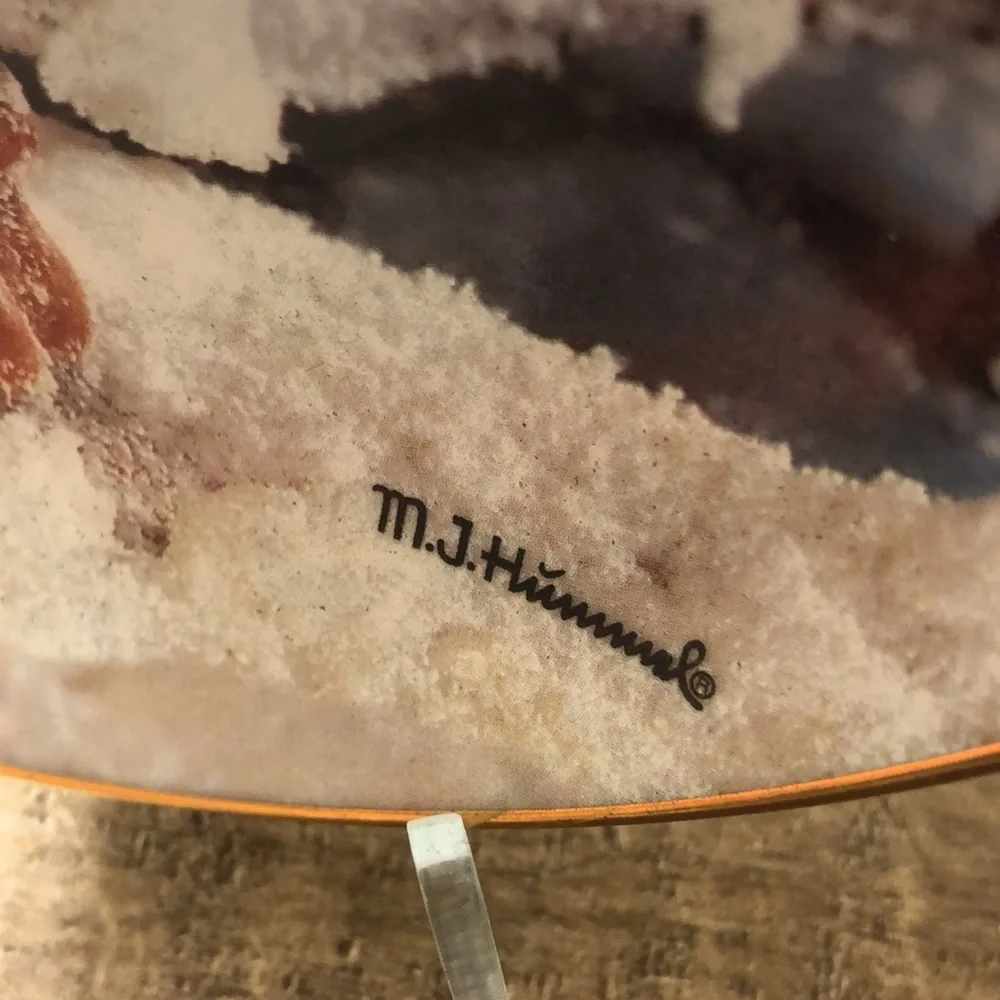 M.I Hummel January first years snow plate