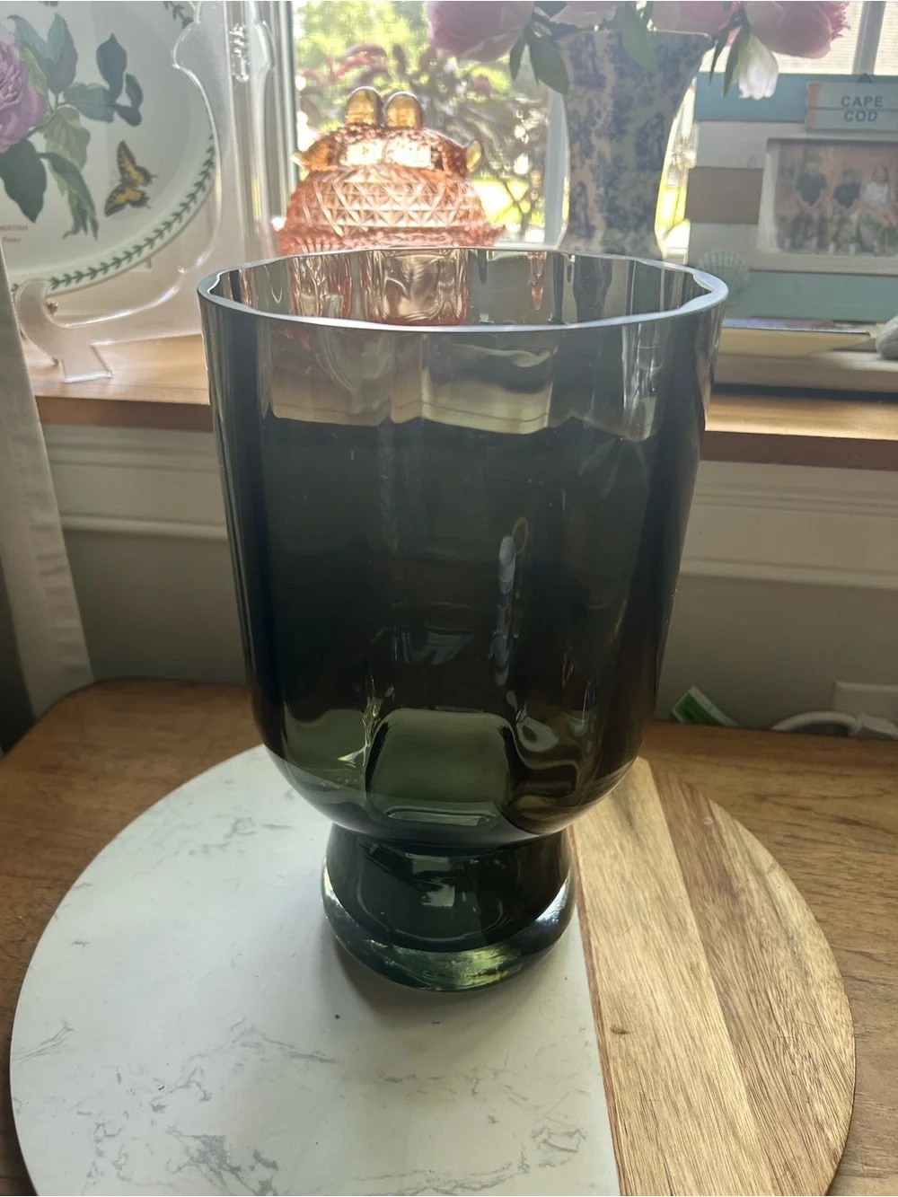 N/A focal pedestal room