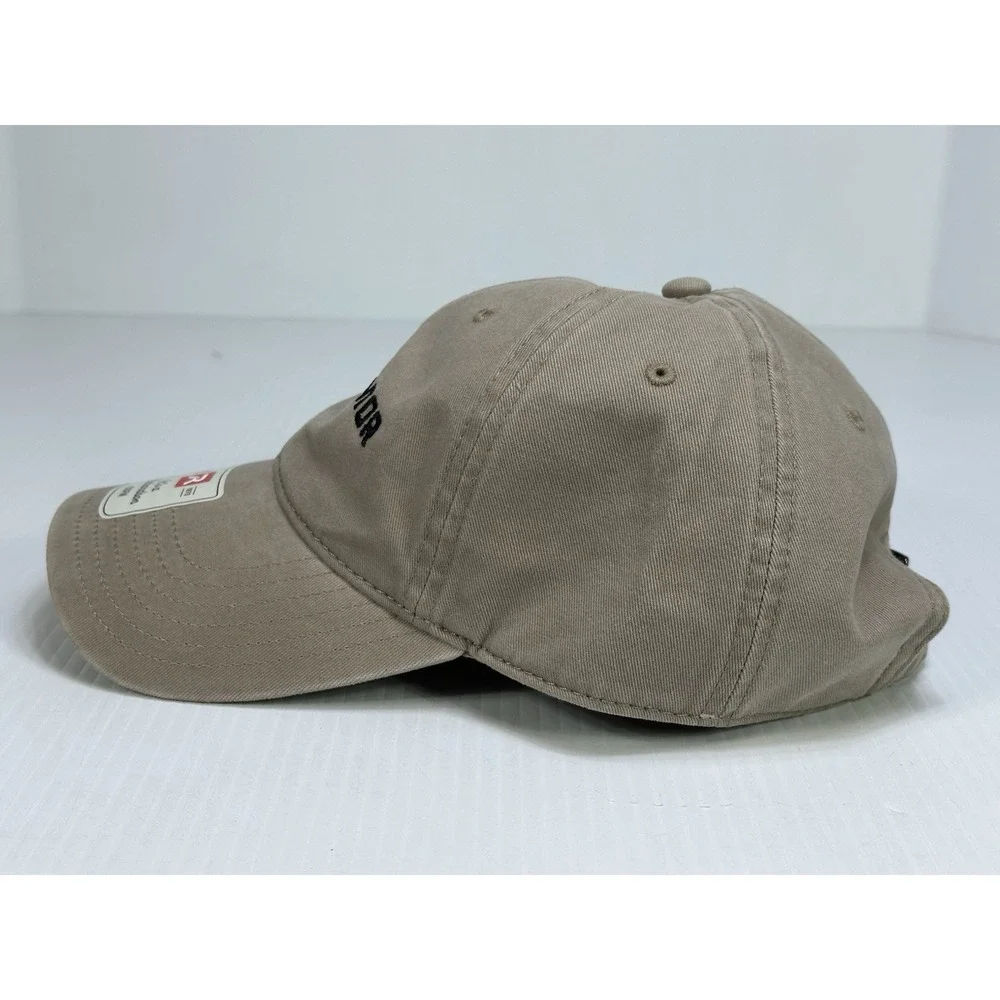 It's A Richardson OSFM Model 326 Smart Comfortable Baseball Cap Model Behavior