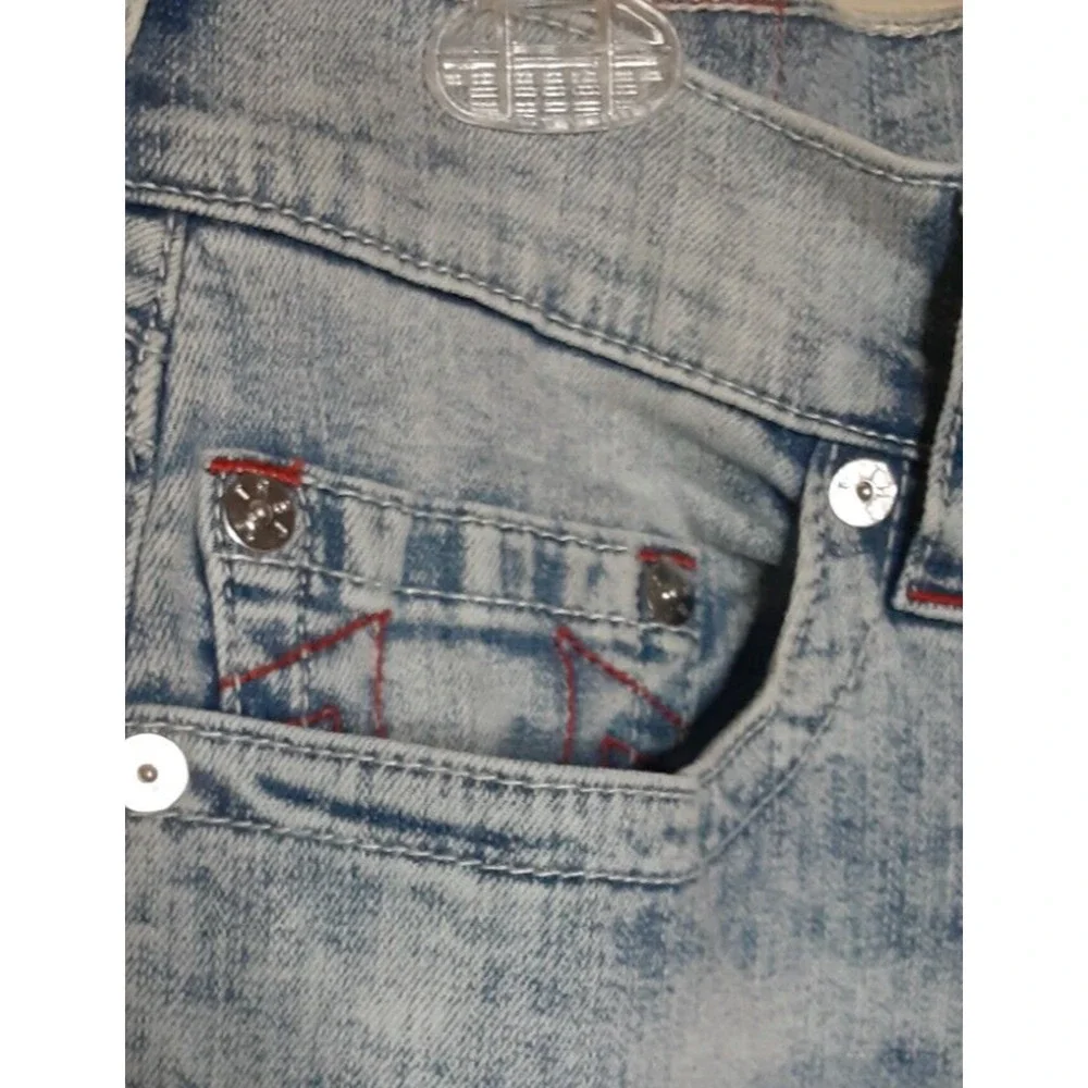 True Religion Geno Mens 31 Jeans Relaxed Slim Acid Wash Blue w/Red‎ Embroidered
