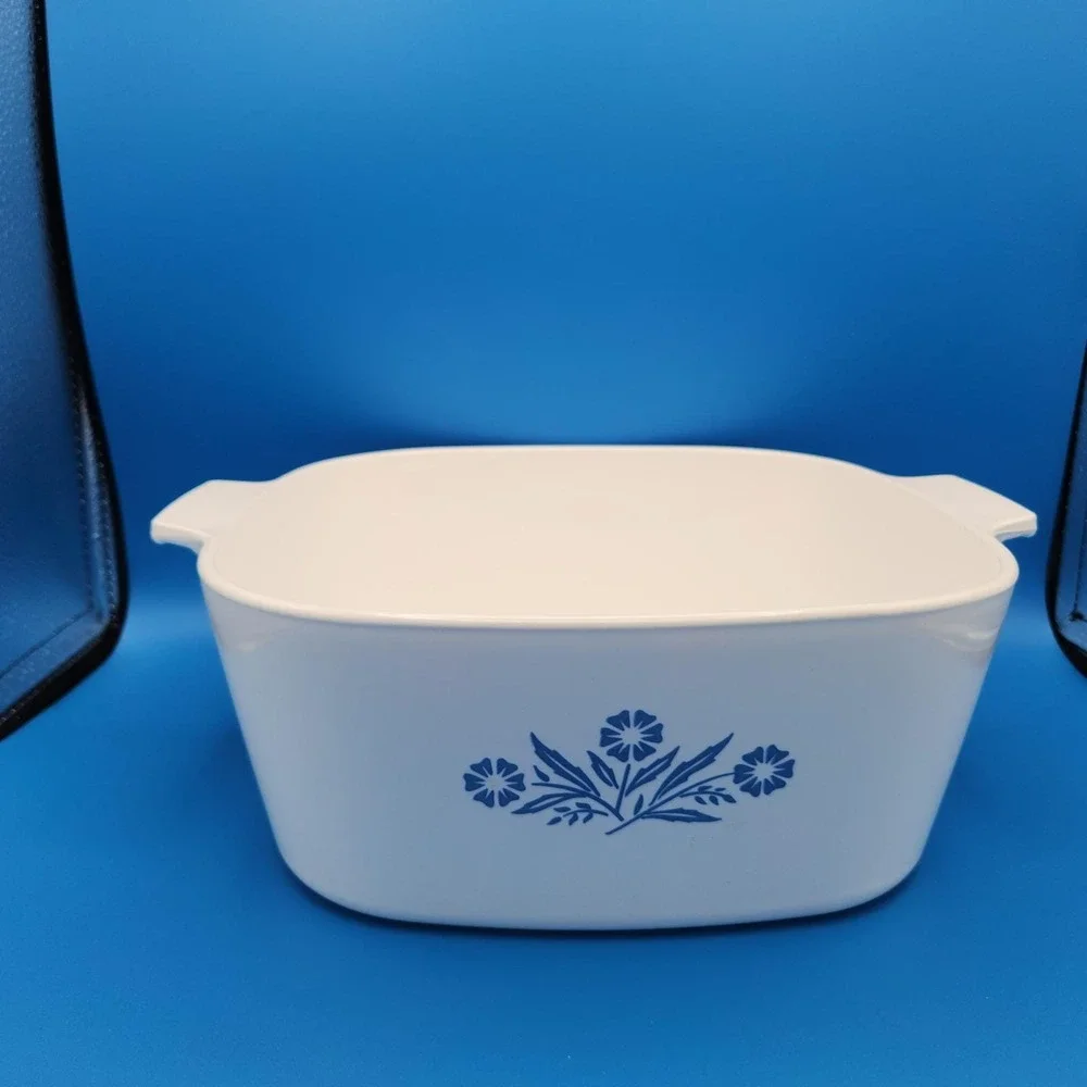 Vintage 4 qt Corningware Cornflower Dutch Oven‎ P-84-B Casserole with Lid