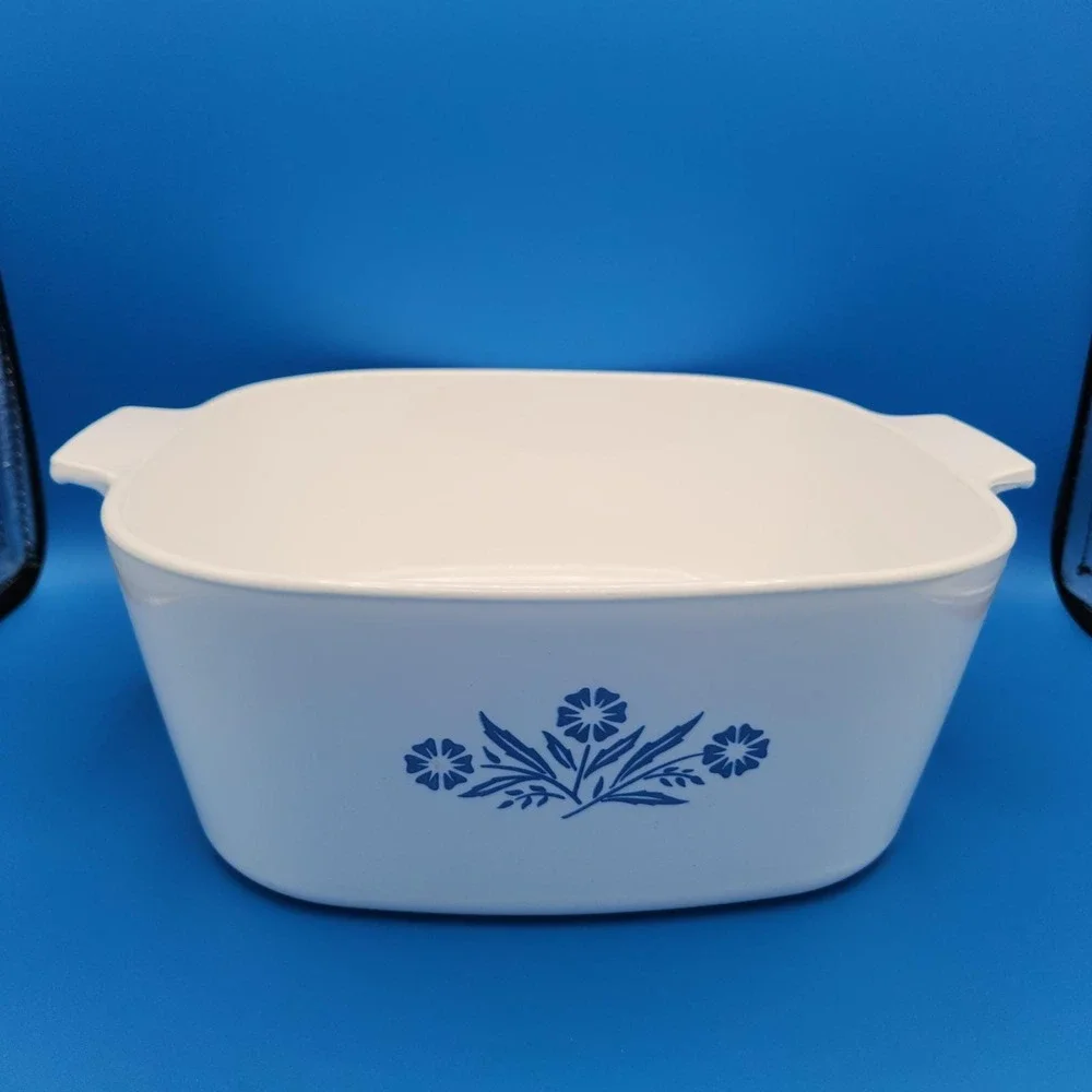 Vintage 4 qt Corningware Cornflower Dutch Oven‎ P-84-B Casserole with Lid